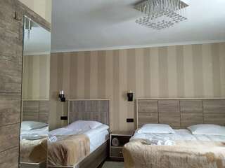 Гостевой дом COZY HOUSE Степанцминда Трехместный номер с собственной ванной комнатой-10