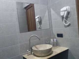 Гостевой дом COZY HOUSE Степанцминда Двухместный номер с 1 кроватью и собственной ванной комнатой-4